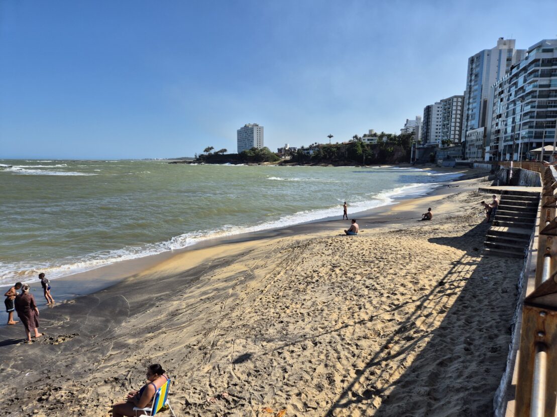 Praia da Areia Preta em Guarapari