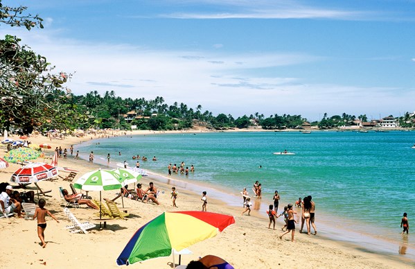 Guarapari é conhecida pelas areias monazíticas e águas cristalinas de suas diversas praias, como a Praia do Morro e a Enseada Azul