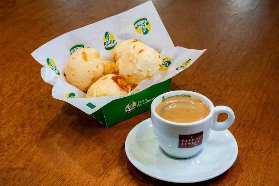 Casa do Pao de Queijo Cafe expresso pequeno Porcao de 6 mini paes de queijo