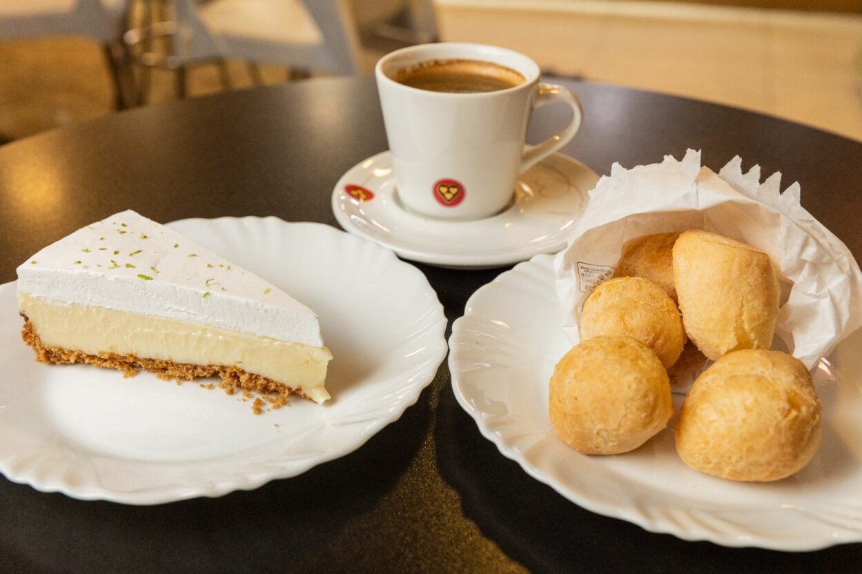 Tangerina Cafe Grande Porcao de pao de queijo Torta de Limao ou Cheesecake de frutas vermelhas 1