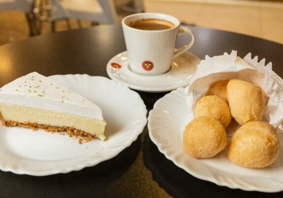 Tangerina_Café Grande + Porção de pão de queijo + Torta de Limão ou Cheesecake de frutas vermelhas